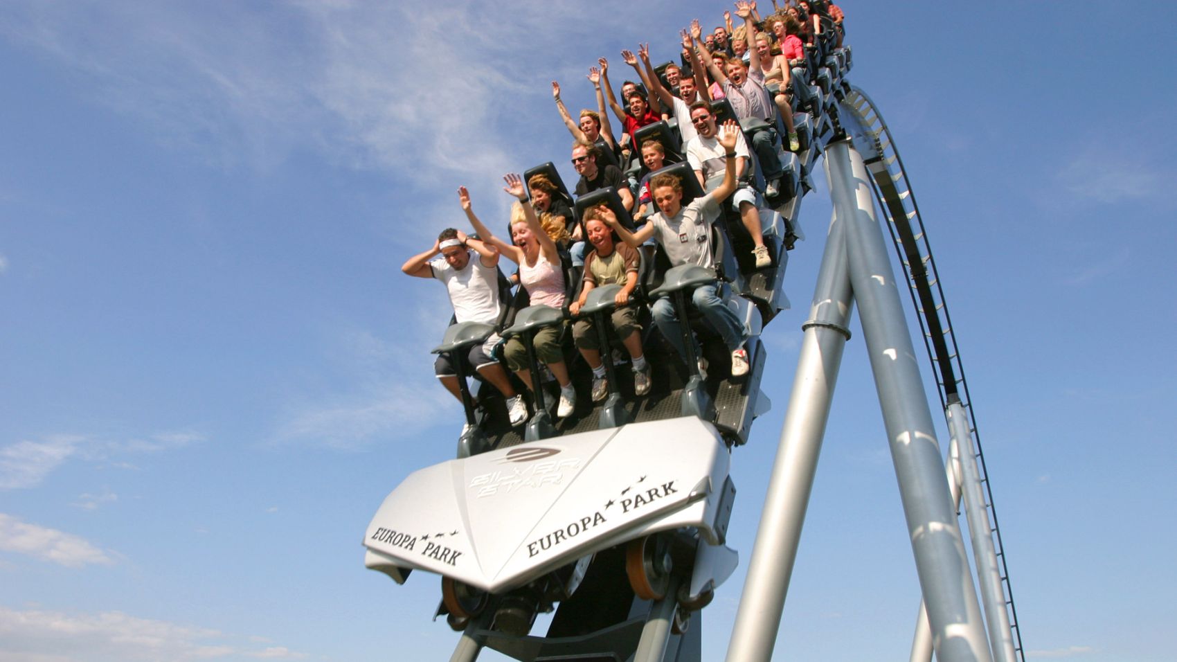 Die Achterbahn Silver Star mit Europa-Park-Logo vorne am Wagen