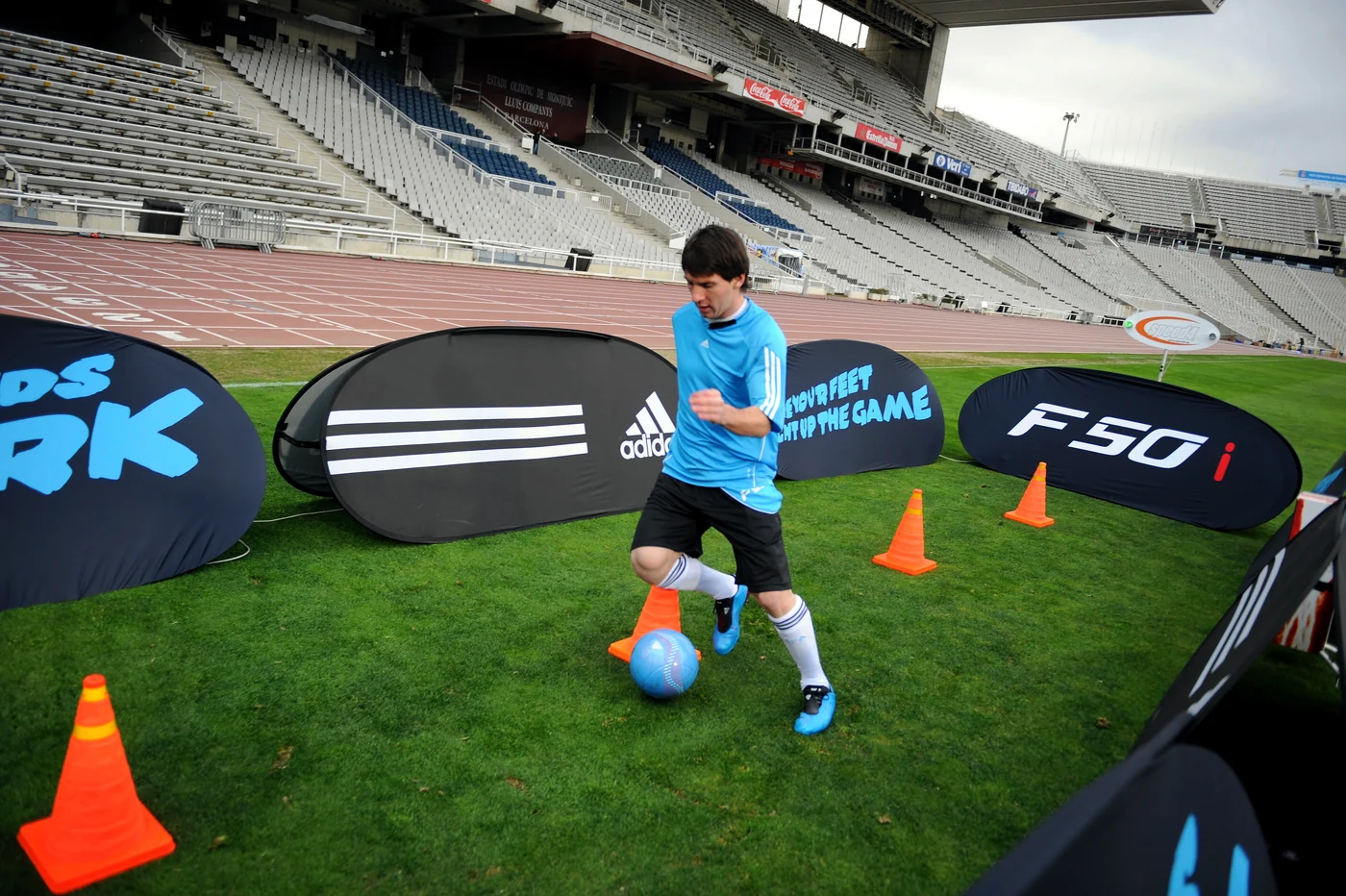 Lionel Messi dribbelt im speed4-Parcours bei der adidas-F50-Kampagne