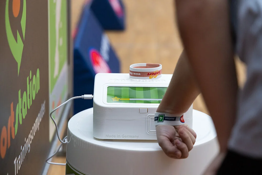 RFID-Armband an einer sportstation beim Motion4Kids-Projekt