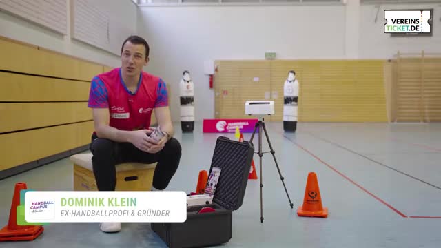 Dominik Klein erklärt die sportstation beim Handballcampus München