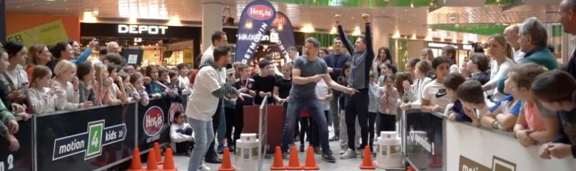 Kinder fiebern bei der sportstation-Challenge im EUROPARK Salzburg mit