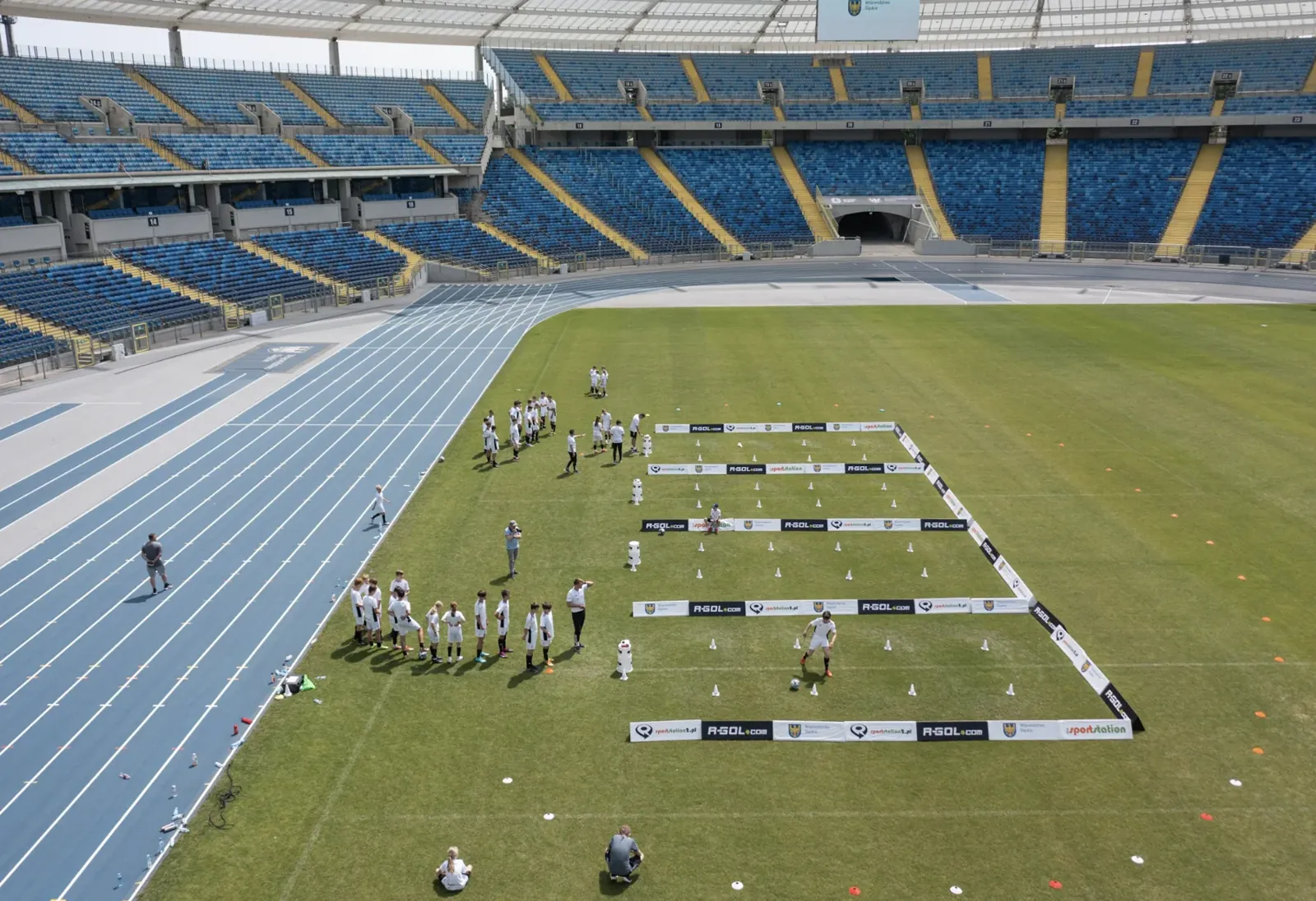 Mehrere sportstation-Dribbelparcours auf dem Rasen eines Stadions in Polen