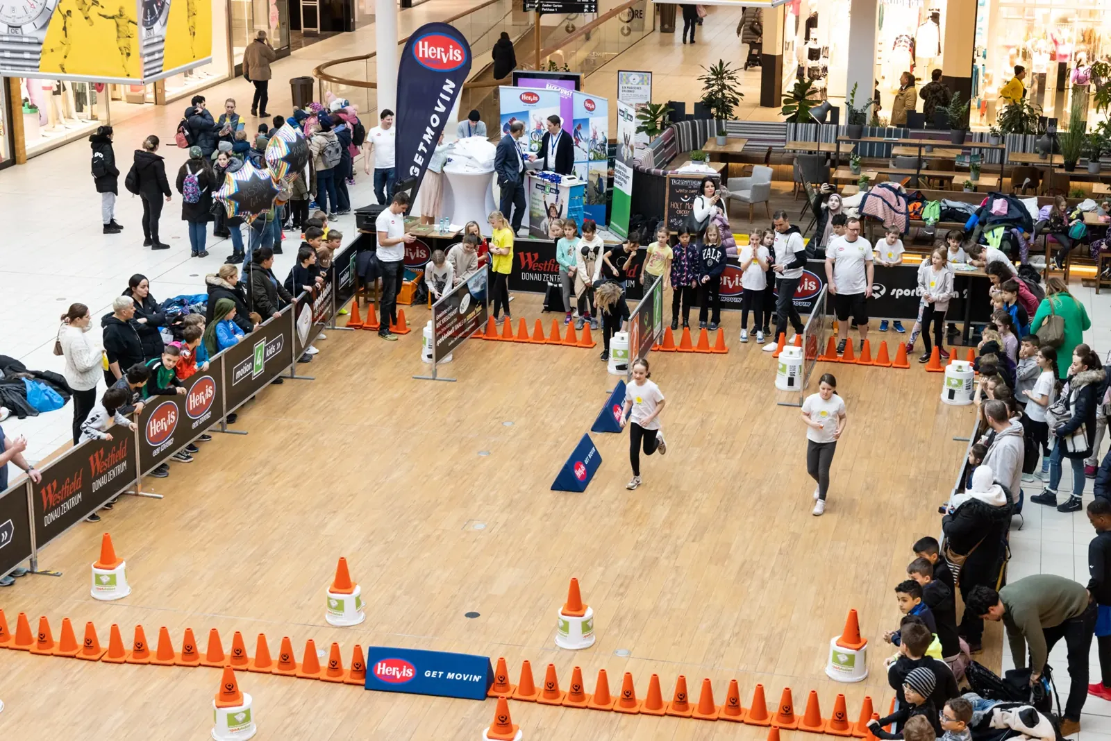 Kinder und Publikum bei mehreren sportstation-Parcours im Westfield Donau Zentrum in Wien